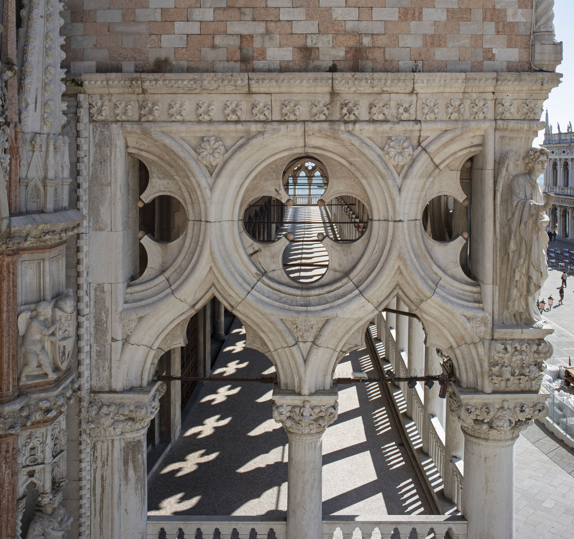 3.87 1382M AC 2203 Palazzo Ducale scorcio della Loggia Foscara vista dalla Basilica di San Marco. 23.03.2022. Credito fotografico Soprintendenza Archeologia Belle Arti e Paesaggio per il Comune di Venezia e Laguna