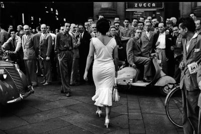 Mario De Biasi, Gli italiani si voltano, Milano, 1954 © Archivio Mario De Biasi / courtesy Admira, Milano