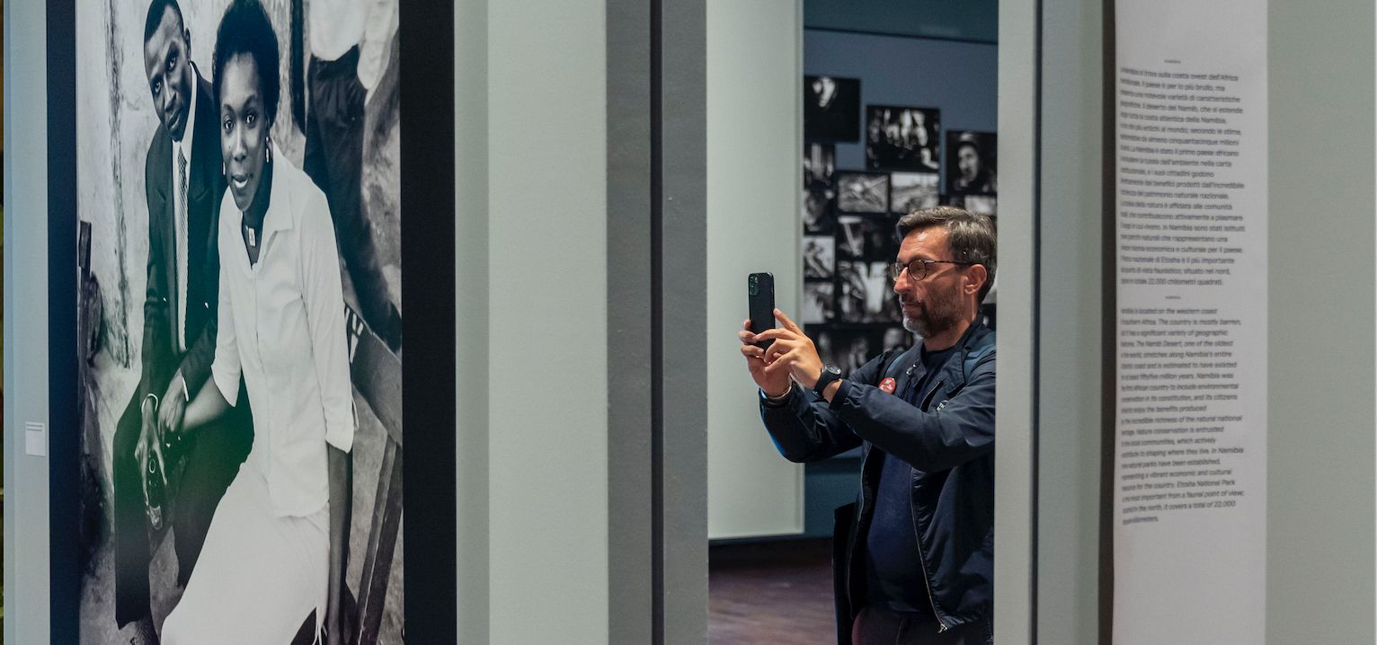 un visitatore alla mostra di Paolo Pellegrin