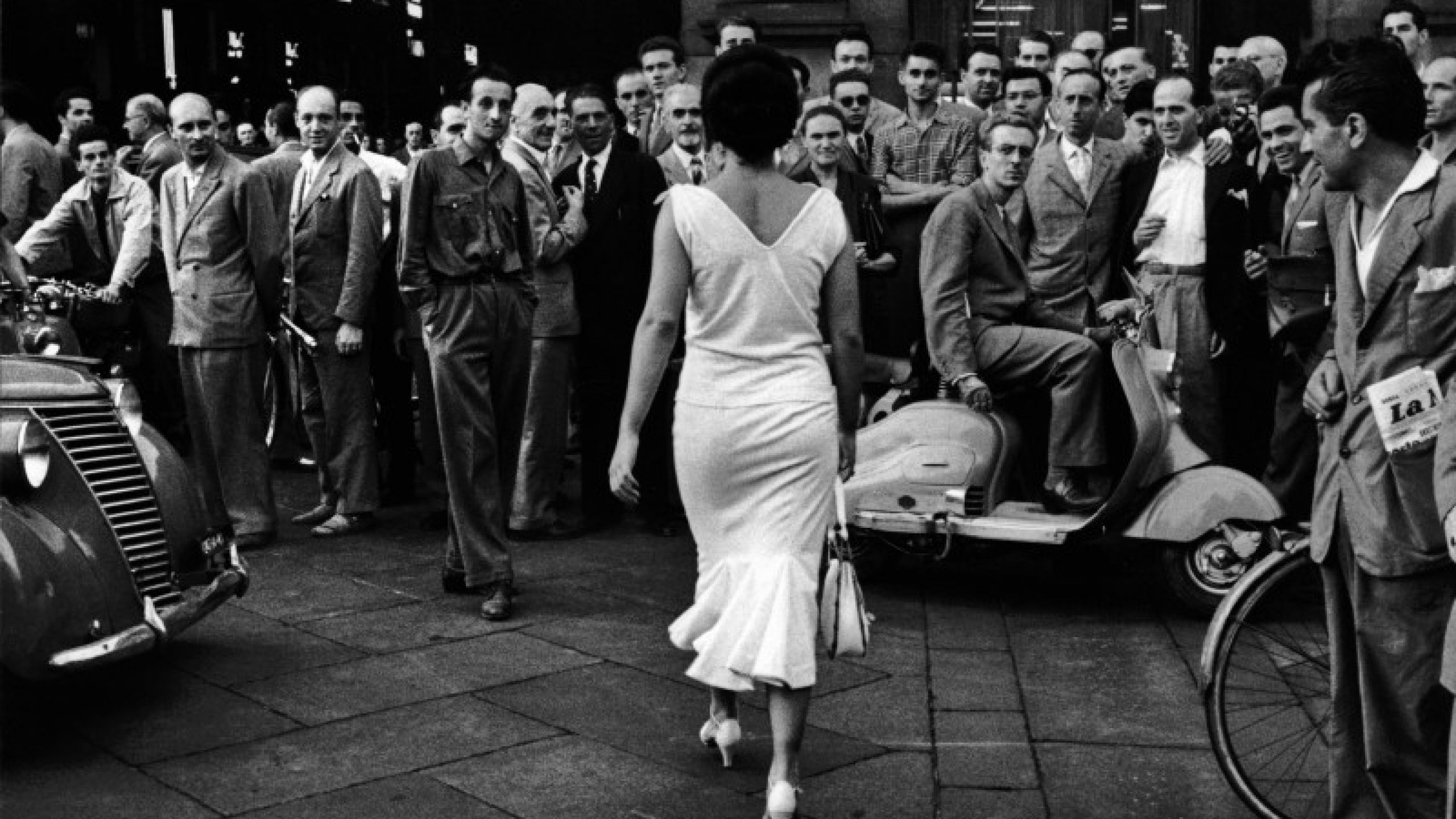 Mario De Biasi, Gli italiani si voltano, Milano, 1954 © Archivio Mario De Biasi / courtesy Admira, Milano